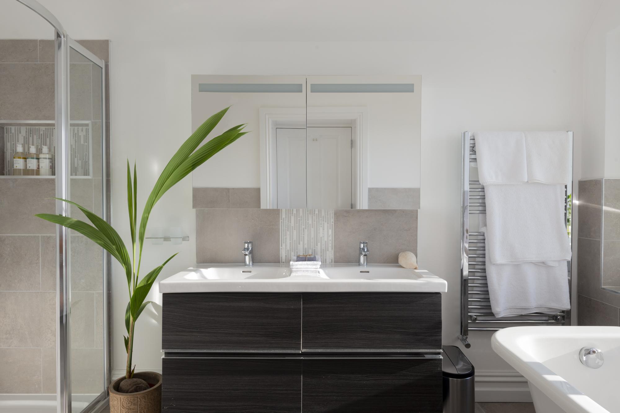 Master ensuite double sinks